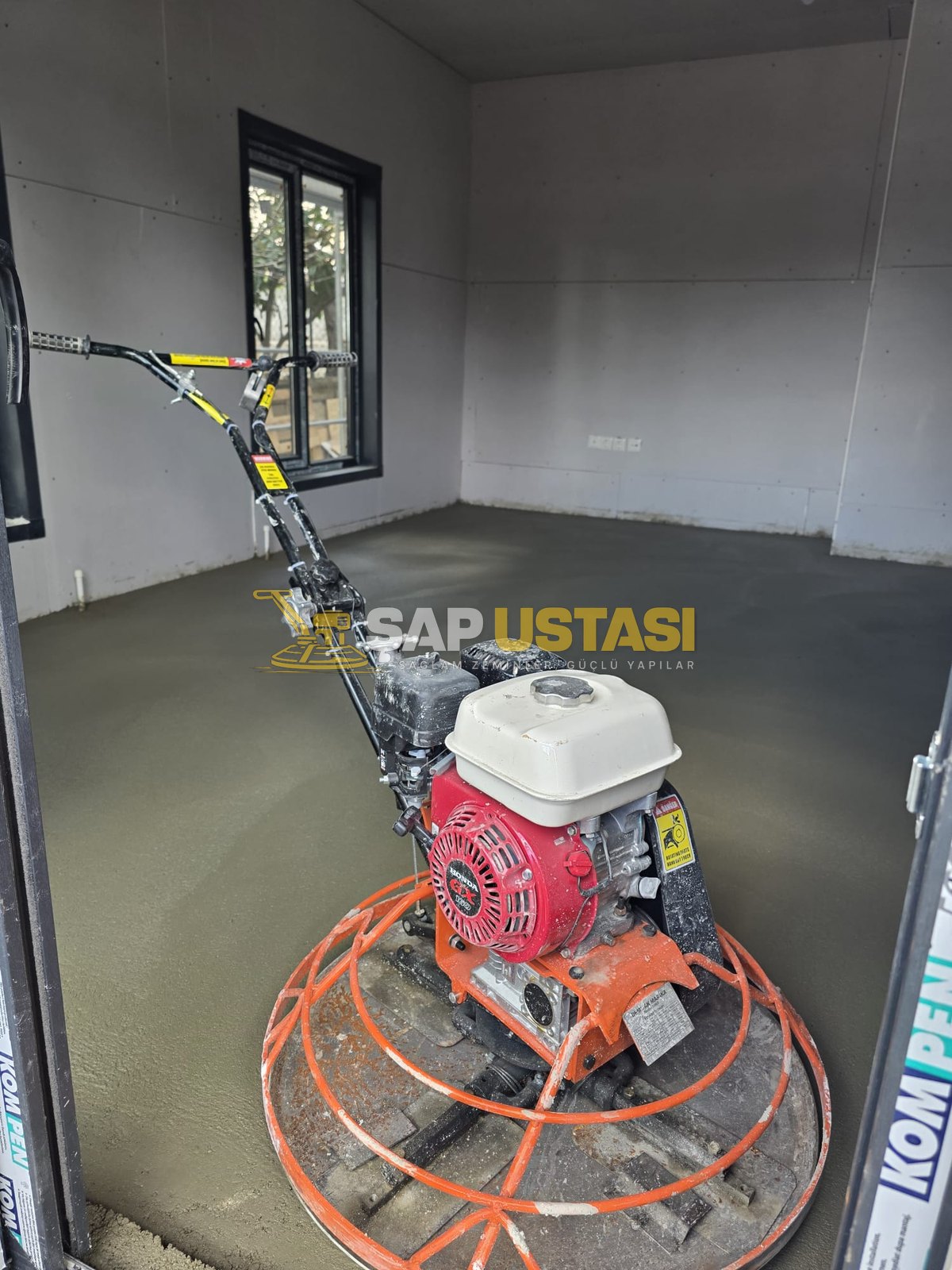 Helikopterli şap: perdah makinesinin taze beton zeminde çalışması