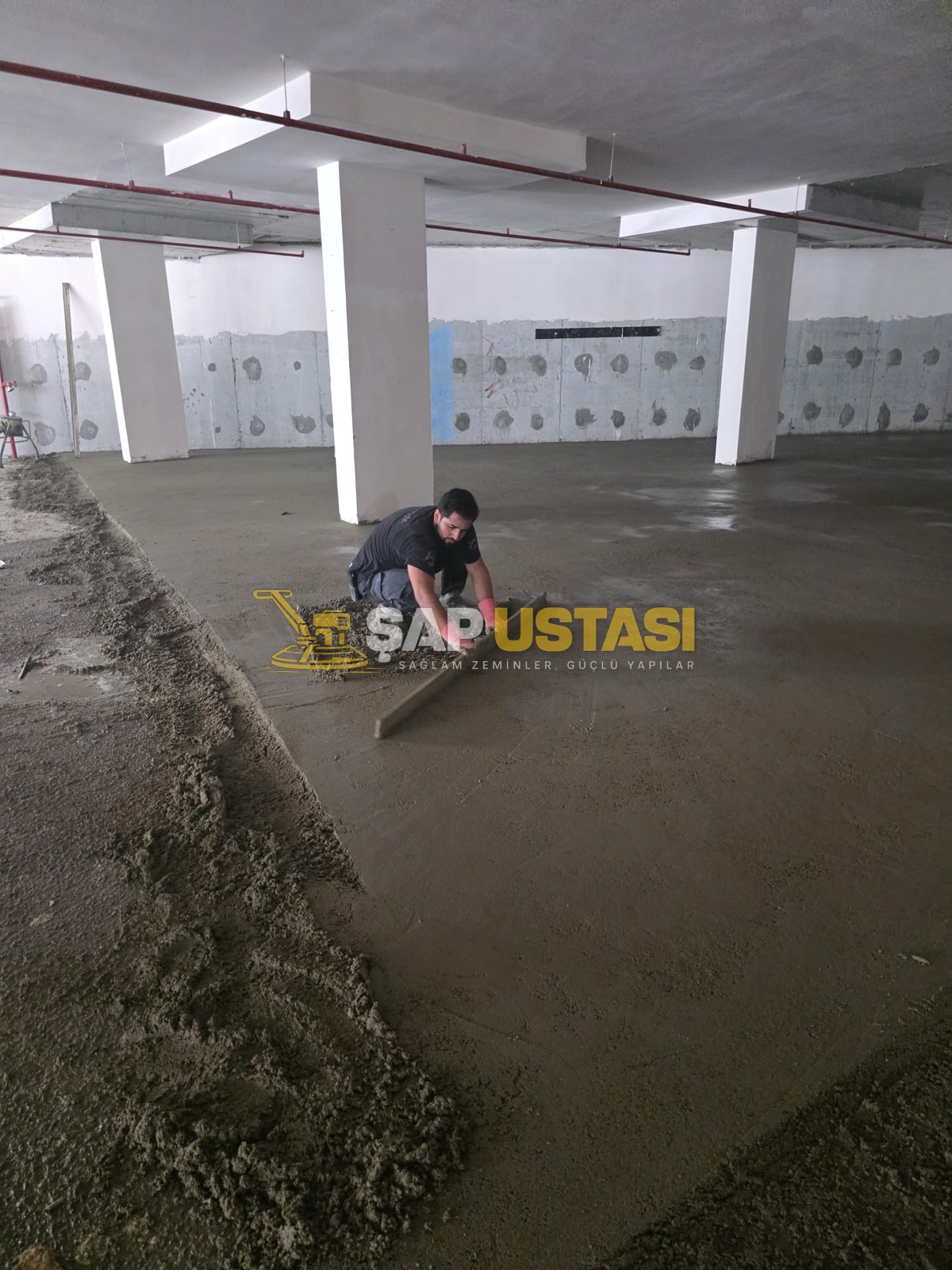 Otopark katında mala ile şap yayma
