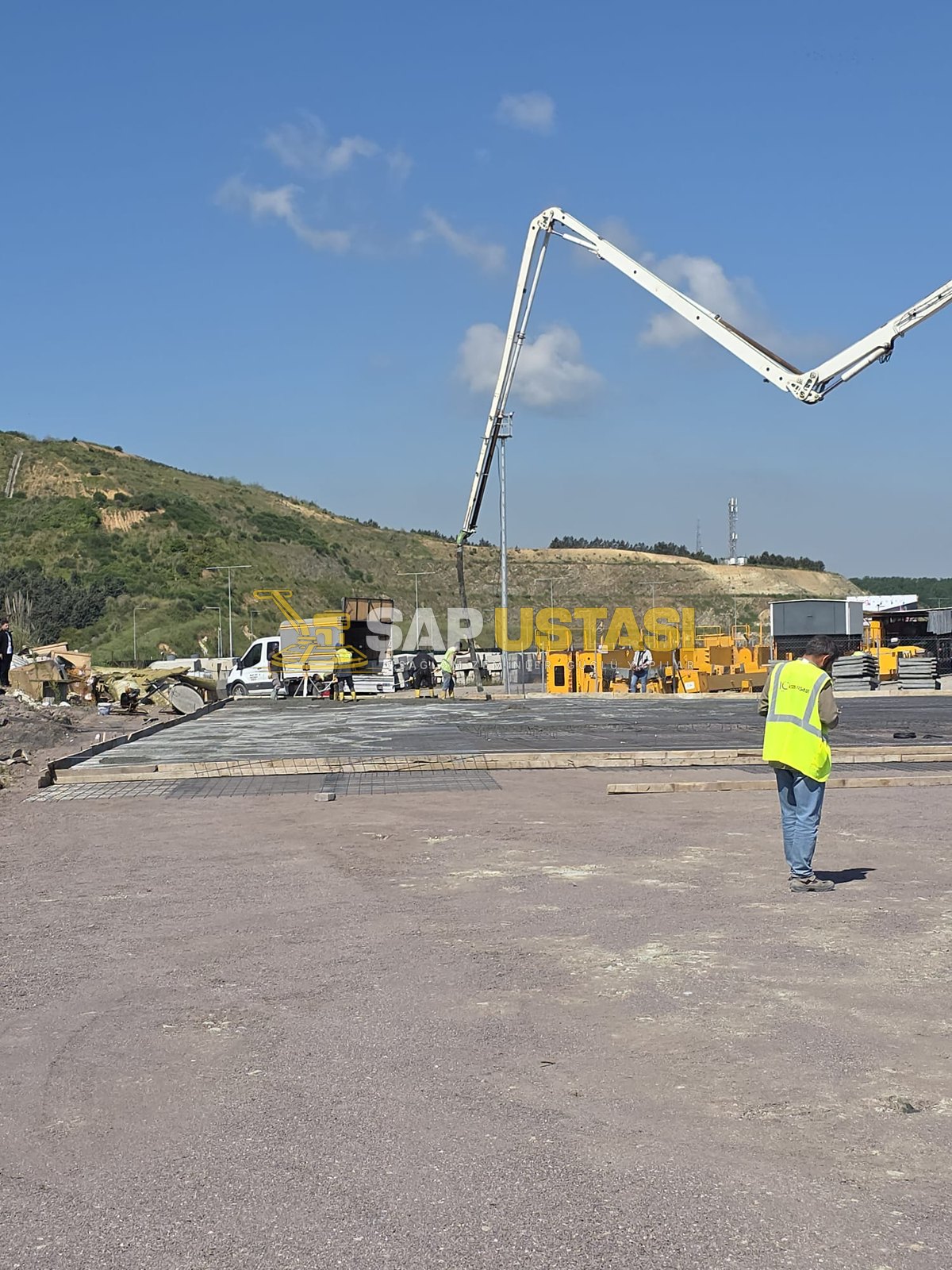 Pompa ile saha betonu dökümü