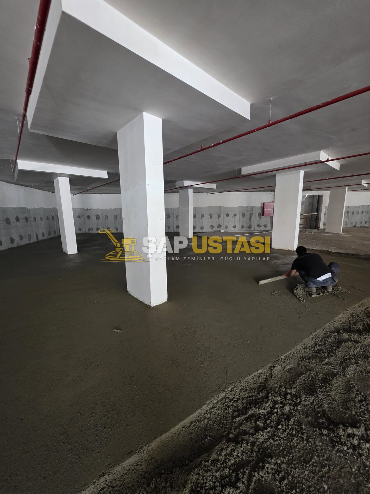 Teras zemininde perdah makinesiyle tamamlanan şap uygulaması